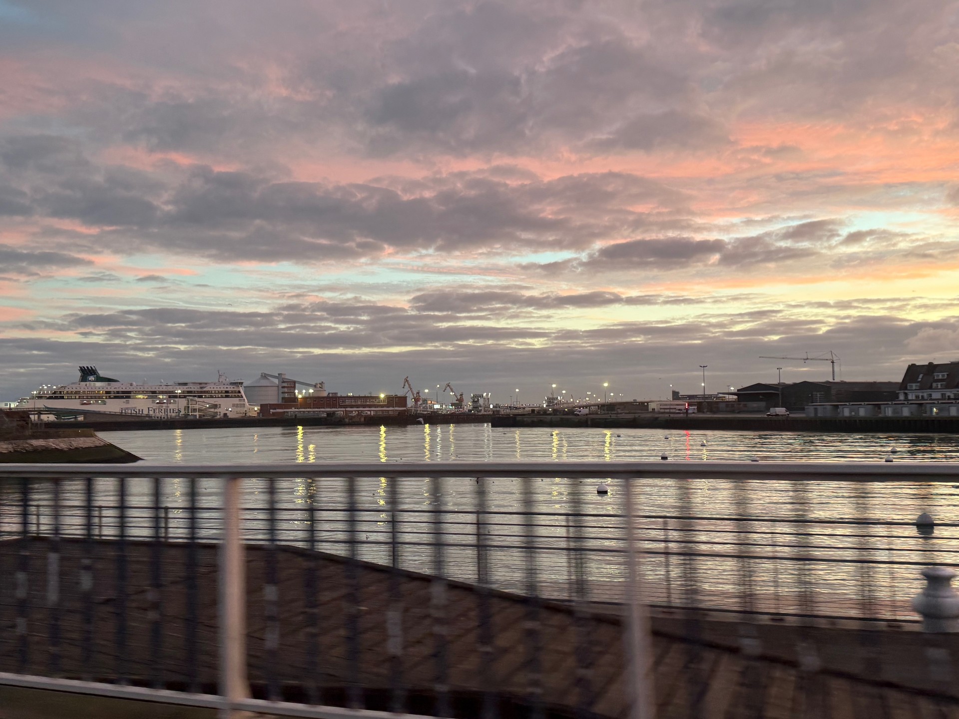 Port maritime au crépuscule — économie littorale